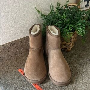 the realm  boots light brown
suede with 100% wool lining M/5 W6